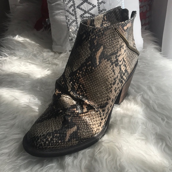 BLOWFISH SENACA ANKLE BOOT - never worn! - Picture 1 of 8